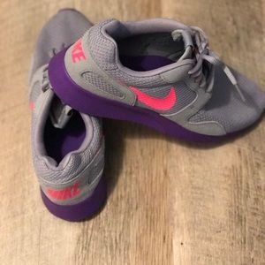 Nike tennis shoes size 7 1/2